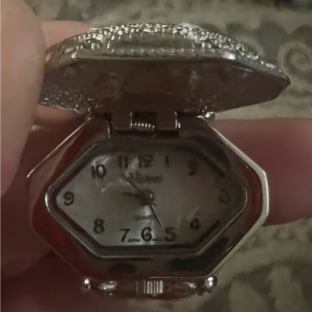 Elegant Silver Diamond-Patterned Ring - image 5